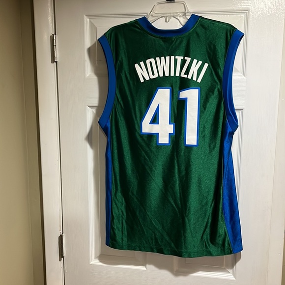 NBA Dallas Mavs #41 Nowitzki Jersey Mens Sz Med Fits Like a Large Green/Wht/Blue - Picture 4 of 4